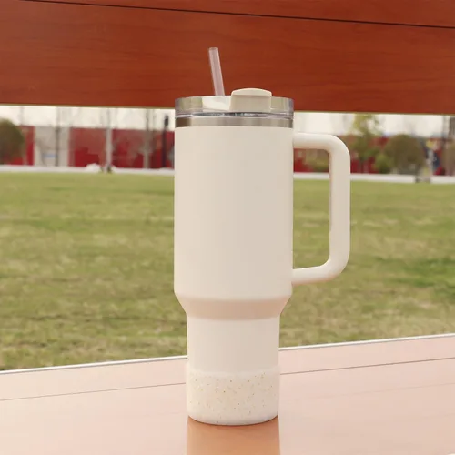 Vista 4 de Funda protectora de silicona con purpurina WORBSS para taza Stanley Cup H2.0 de 20, 30, 40 onzas y botella Hydro Flask de 18-24 onzas con cubierta