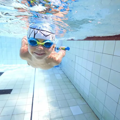 Vista 2 de Zoggs Gafas de natación Little Twist para niños Protección UV antivaho Sello de silicona suave, puente nasal flexible y correa de fácil ajuste