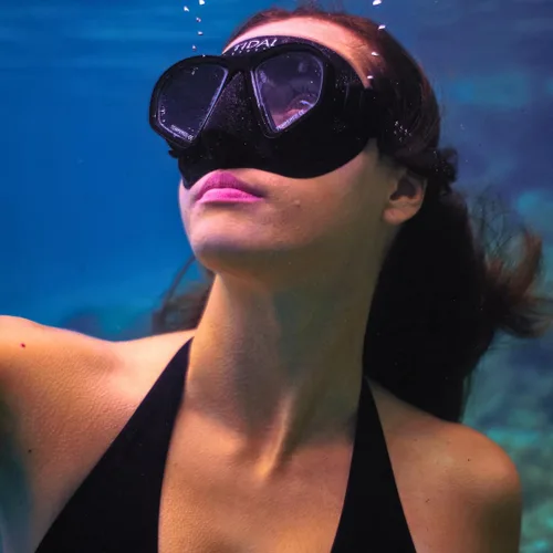 Vista 7 de Máscara Tidal Freedive - Aluma Pro con tecnología avanzada antivaho. Máscara de volumen ultra bajo para apnea, esnórquel y buceo. Lente de vidrio