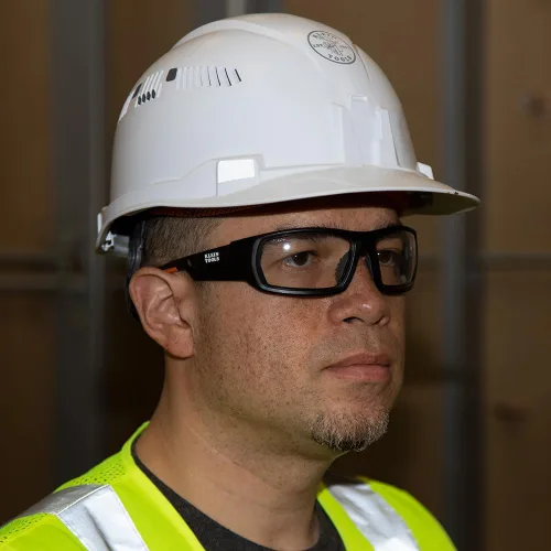 Vista 7 de Klein Tools 60538 Gafas de Seguridad con Junta, Equipo de Protección Individual Protector de Ojos Profesional, Marco Completo, Resistente a