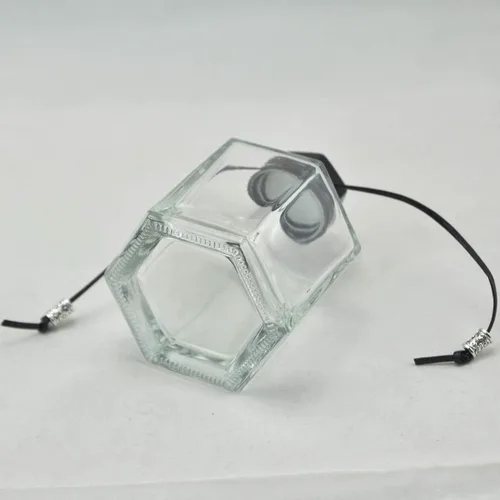 Vista 4 de Juego de 4 botellas difusoras de aceites esenciales de columna hexagonal de 4.1 fl oz (tapa negra)