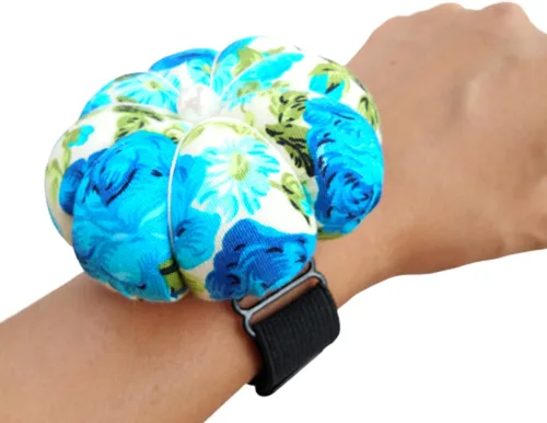 Vista 2 de CUSHYSTORE Alfiler de muñeca, cojín de aguja con flor floral con correa elástica ajustable para coser todas las muñecas, 3 pulgadas de largo x 3