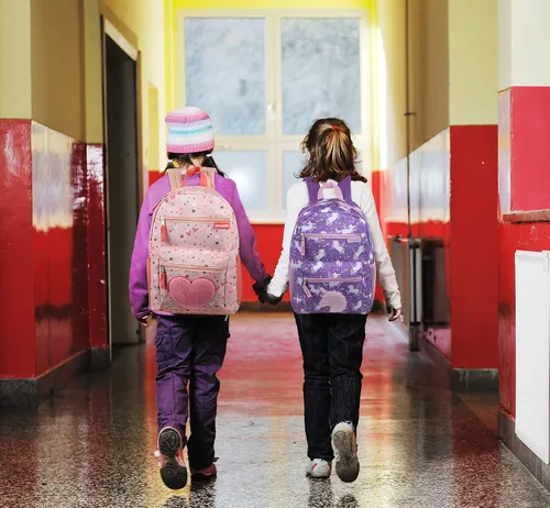 Vista 6 de Mochila para niña con apliques de peluche y bolsillos múltiples