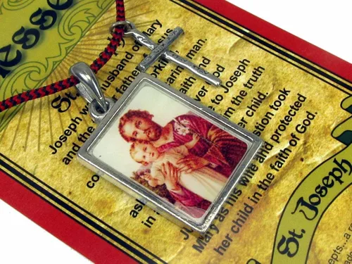 Vista 2 de Saint Joseph Full Color esmaltado colgante wMini Cross sobre rojonegro Corded Collar