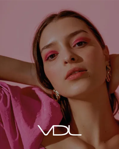 Vista 6 de VDL Lip Stain Comfort Slip Lipstick 13, Cafe Romano, lápiz labial ligero, mate y suave para una comodidad sin esfuerzo. Color de labios vibrante