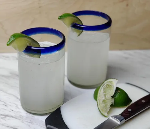 Vista 2 de Dos Sueños Vasos mexicanos soplados a mano, juego de 6 vasos con bordes azul cobalto (14 onzas cada uno)