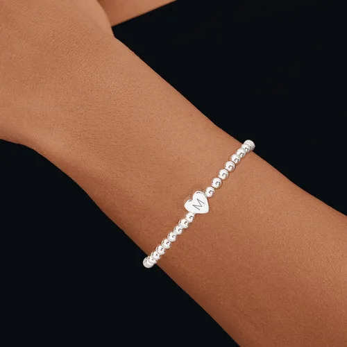 Vista 4 de Pulseras de oro para mujer, chapados en oro de 14 quilates, con cuentas de corazón con letras de corazón, pulsera elástica con iniciales doradas