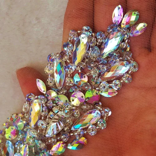Vista 5 de Exquisitos parches de cristal brillantes hechos a mano de color AB para coser con piedras y lentejuelas para vestidos de novia, accesorios manuales