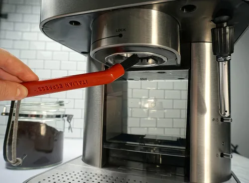 Vista 4 de RSVP Herramienta de limpieza internacional de café expreso, cepillo para máquina, rojo