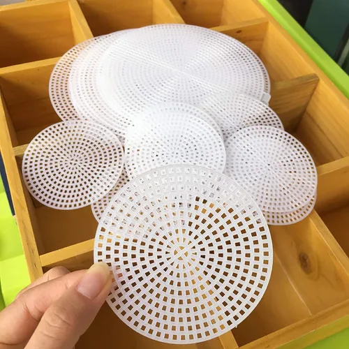 Vista 4 de iSuperb Paquete de 30 láminas redondas de lona de plástico con forma de malla, para bordados, manualidades, hilo, tejido y proyectos de ganchillo