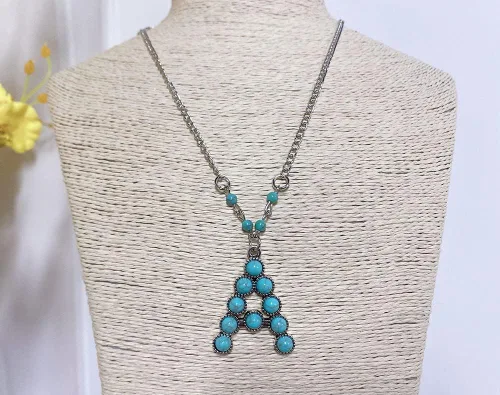 Vista 3 de Fuqimanman2020 Collar con colgante de letra inicial de vaquera occidental bohemia de la A a la Z, piedra natural hippie para mujeres y niñas