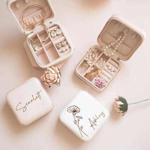 Vista 4 de DayOfShe Joyero personalizado con nombre, esenciales para dormitorio universitario, regalos de graduación 2023, estuche de cuero pequeño de viaje