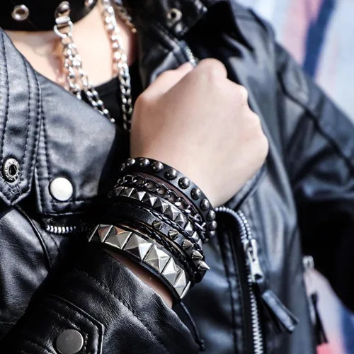 Vista 3 de Eigso Juego de 4 pulseras de cuero punk, con tachuelas de roca para hombres y mujeres, estilo retro, clásico, con pinchos, de metal, para hombre