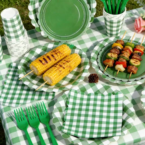 Vista 4 de Suministros de fiesta de cuadros verdes, incluyen platos de papel festoneado desechables de 9 y 7 pulgadas, servilletas, vasos, tenedores, manteles