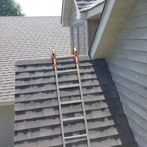 Vista 6 de Ganchos de escalera de techo, estabilizador de escalera de extensión de acero resistente para techo, gancho de techo de escalera con escalera