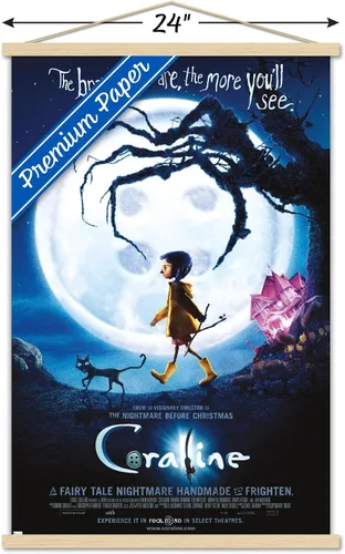 Vista 3 de Trends International Coraline - Póster de pared de una hoja Braver, 22.37 x 34.00 pulgadas, paquete de impresión premium y colgador de madera de haya
