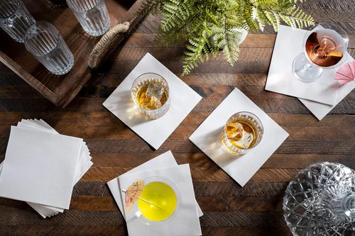 Vista 4 de BloominGoods Servilletas desechables de lino para postres y bebidas, hechas en Estados Unidos, servilletas de papel de cóctel suaves y absorbentes