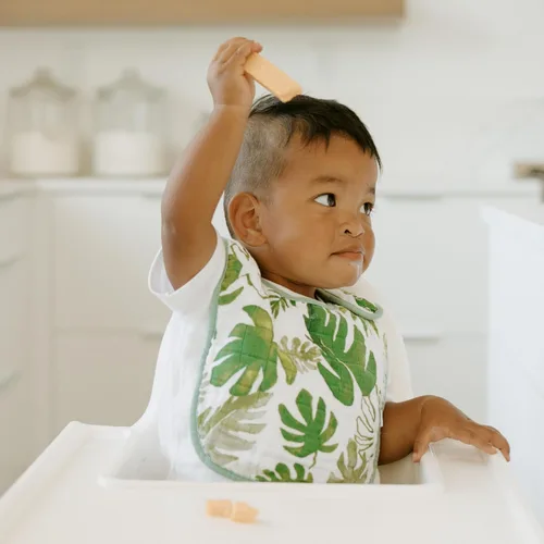 Vista 5 de Little Unicorn Paquete de 3 baberos clásicos de alta calidad, ajustable a medida que crece el bebé, tela suave en la piel, ideal para los que comen