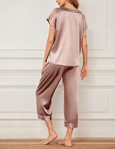 Vista 3 de Ekouaer Conjunto de pijama de satén para mujer, camisa de manga corta con cuello en V y pantalones capri, pijama con botones, suave y sedosa