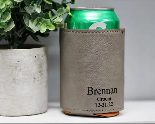 Vista 3 de Enfriador de latas para padrinos de boda, regalos personalizados para padrinos de boda, enfriador de latas grabado, soporte para latas de cerveza