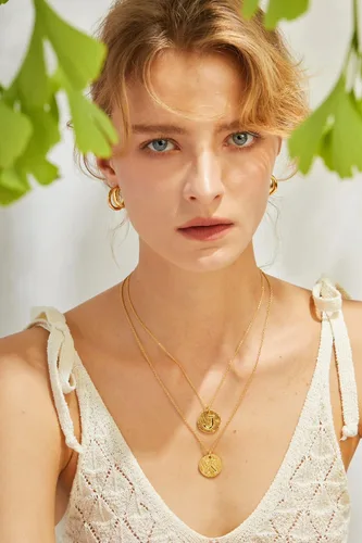 Vista 7 de Collar delicado con inicial, chapado en oro de 14 quilates, collar de oro con inicial de moneda para mujer
