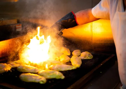 Vista 5 de G & F - Guantes de piel prémium para barbacoa, resistentes al calor y al fuego, palma de gamuza, resistentes a pinchazos y cortes, forro de algodón