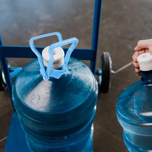 Vista 4 de DOITOOL 4 piezas de botella de agua con mango de botella de agua elevador de botellas de agua con asa Elevadores de cubo de agua para botella