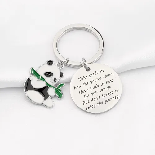 Vista 3 de FUSTMW Llavero Panda Regalos para Amantes de Panda Lindo Panda Llavero Joyería Orgullo de lo lejos que has llegado