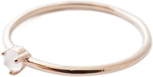 Vista 9 de Honeycat Anillo de punta de cristal de cuarzo rosa en oro, oro rosa o plata Joyería minimalista y delicada