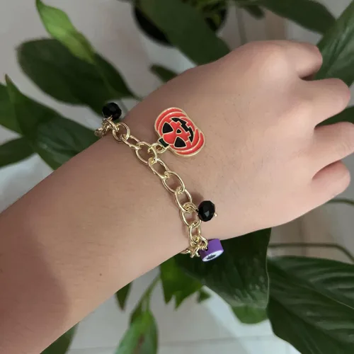 Vista 2 de Pulsera gótica espeluznante con dije de calabaza, araña, bruja y fantasma, regalo de joyería de disfraz de Halloween para mujeres y niñas, pulsera