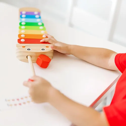 Vista 7 de Xilófono de ciempiés Melissa & Doug, un juguete musical con mazos de madera