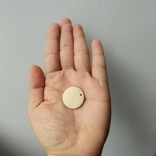 Vista 6 de uxcell Discos redondos de madera, 100 unidades de 0.984 in, círculos de madera sin terminar con agujeros, adornos de madera para manualidades