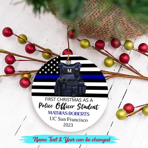 Vista 2 de Adorno de estudiante de primera Navidad como oficial de policía, adorno de Navidad personalizado para estudiantes de primer año, adorno de Navidad
