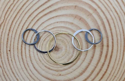 Vista 5 de Collar de 50 cumpleaños en plata de ley de metal mixto Cadena de cable de plata de ley de 18 pulgadas Dije de cinco anillos