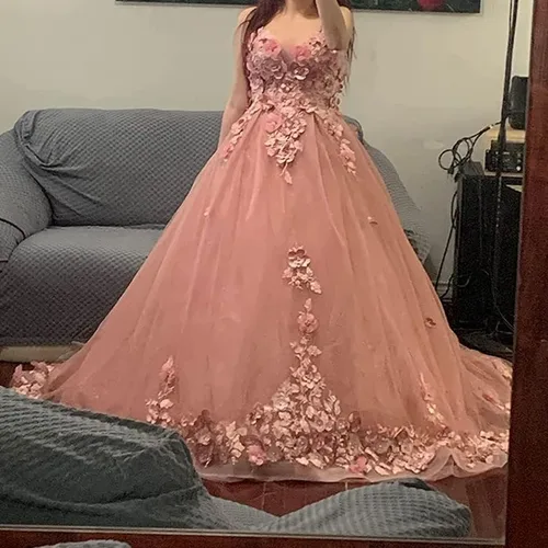 Vista 5 de Zhangyo Vestidos de quinceañera con apliques de encaje con tren, vestido de baile hinchado para mujer, sin tirantes, flores 3D, vestido de fiesta