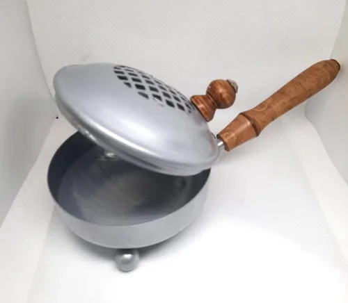 Vista 2 de Quemador de incienso de metal con mango Loban Sambrani Dhuni para uso doméstico y oficina