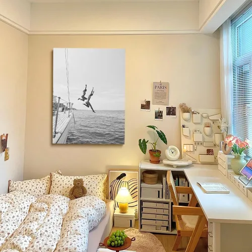 Vista 5 de Póster vintage de los años 80, póster en blanco y negro, arte para la pared de las mujeres saltando al agua, arte de playa, arte de verano, barco