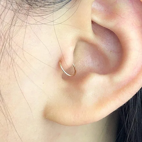 Vista 4 de Aretes de aro de tragus rellenos de oro de 14 quilates, joyería para mujer, aretes pequeños de aro de oro de 0.236 pulgadas para cartílago, hélix