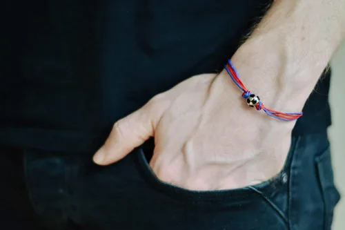 Vista 5 de Shani & Adi Jewelry Pulsera de fútbol para hombre, equipo deportivo, pulsera para hombre, balón de fútbol de fútbol, cuerdas rojas y azules, regalo