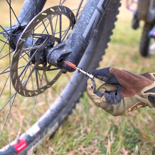 Vista 9 de Kit de Reparación de Neumáticos Sin Cámara MTB de Every Rider's Must - Herramienta de Enchufe de Neumáticos de Bicicleta Se Almacena en el Eje