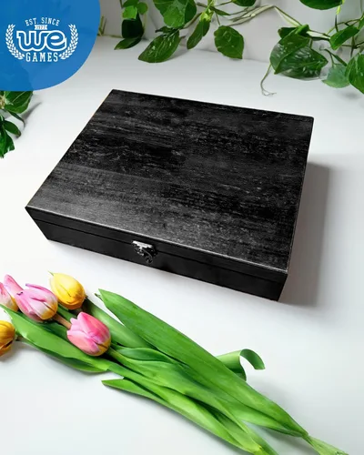 Vista 8 de Old World caja de tesoro de madera con pestillo de metal.