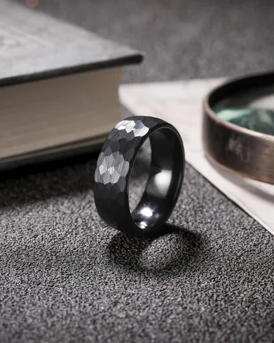 Vista 2 de Three Keys Jewelery - Anillos de tungsteno martillado para hombres y mujeres, 0.157pulgadas, 0.236pulgadas, 0.315pulgadas, negro cepillado, alianza