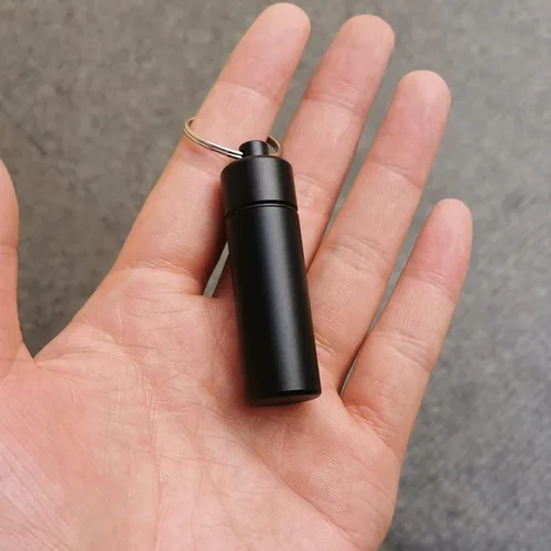 Vista 3 de Pastillero pequeño impermeable llavero pastillero portátil contenedor de píldoras de viaje caja de metal con llavero para acampar al aire libre