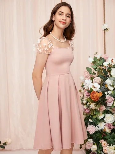 Vista 4 de WDIRARA Vestido de malla con apliques de malla con cuello cuadrado y dobladillo con volantes para niña