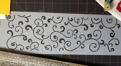 Vista 4 de Designer Stencils Plantilla de pastel de desplazamiento frondoso, beige/semitransparente