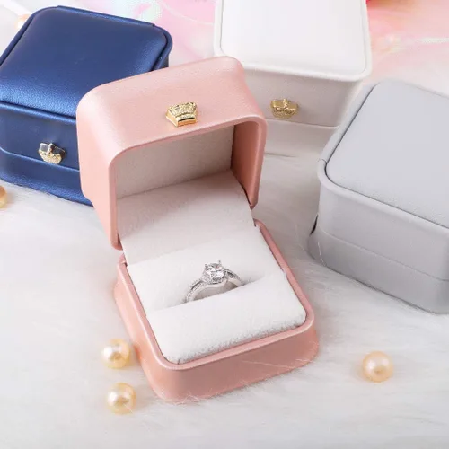 Vista 5 de iSuperb Juego de 2 cajas de anillo rosa para propuesta, caja de regalo de compromiso para parejas, caja de regalo de piel sintética, aretes
