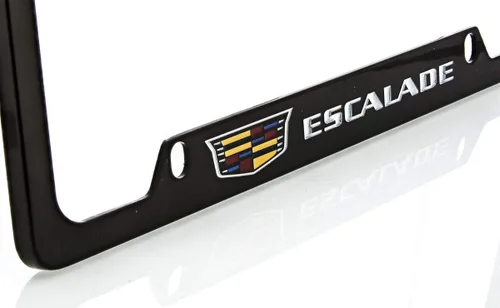 Vista 3 de Cadillac Escalade con marco de placa de matrícula de zinc con cresta y acabado negro brillante (4 agujeros)