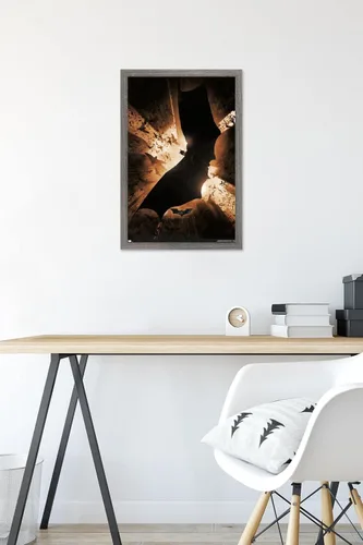 Vista 6 de DC Comics Batman Begins - Póster de pared de una hoja, 22.4 pulgadas de largo x 14.7 pulgadas de ancho, versión enmarcada de madera de granero
