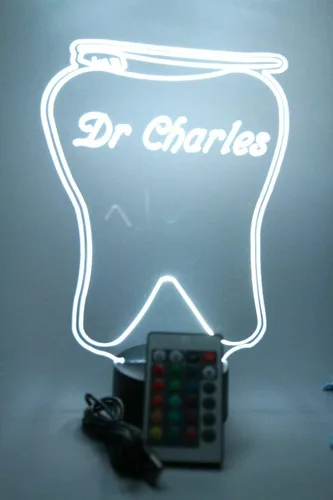 Vista 3 de MIRROR MANIA Lámpara de mesa LED personalizada con grabado de dientes y cepillo dental, viene con control remoto, 16 opciones de color, cable