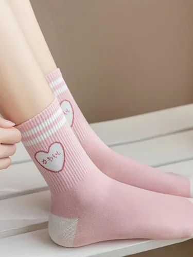Vista 4 de OYOANGLE Calcetines altos con estampado de fresa, 5 pares de calcetines suaves y cómodos para mujer